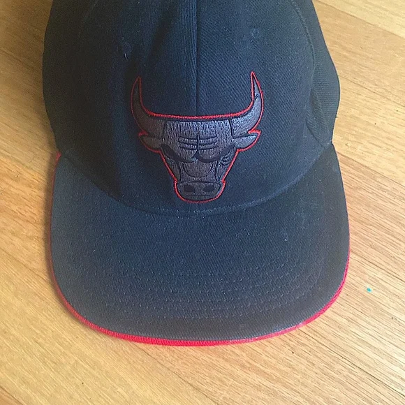 Bulls hat || Red and Black - Picture 1 of 2